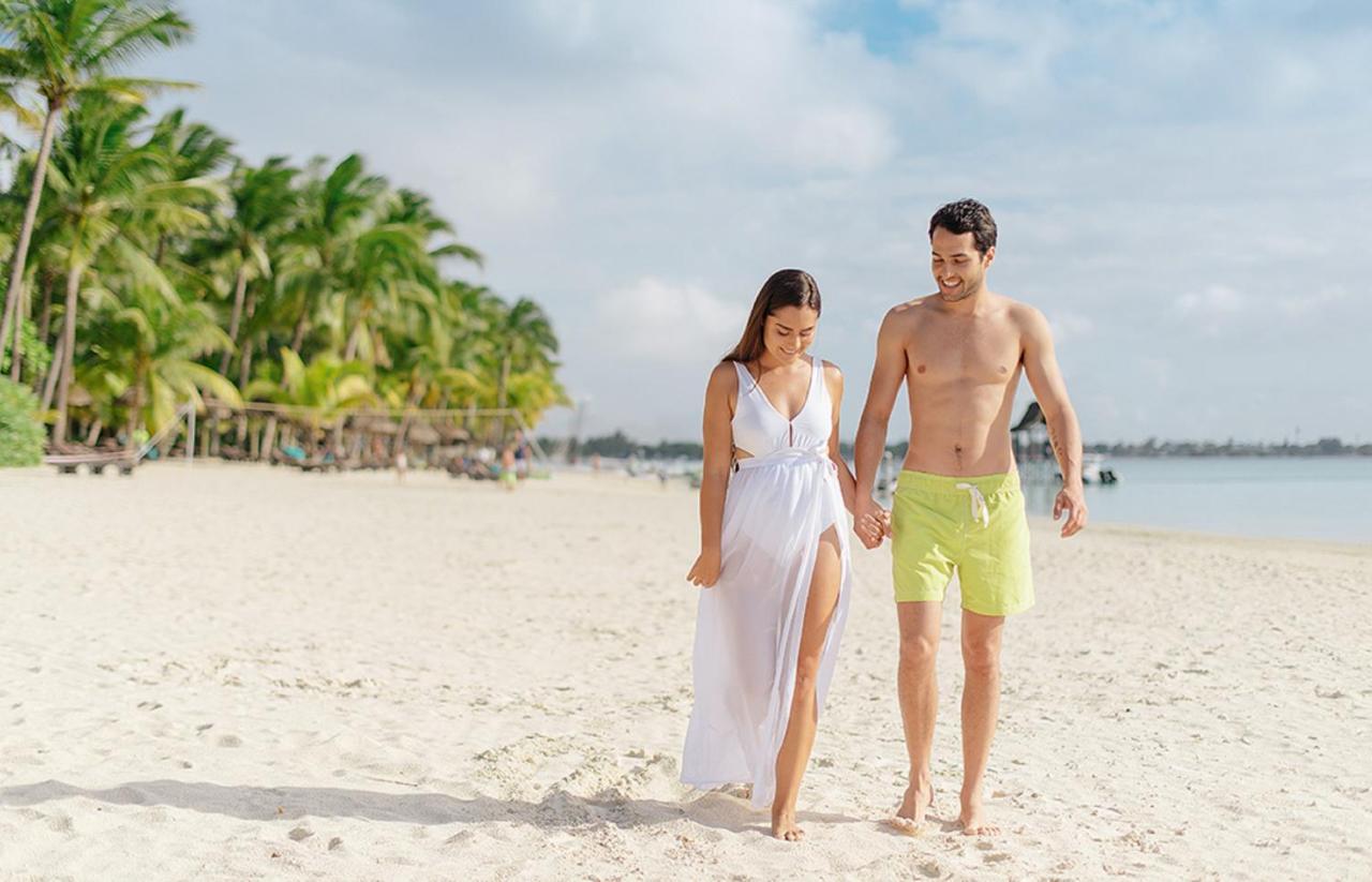 Trou Aux Biches Beachcomber Golf Resort & Spa Exterior photo A couple walking on a beach