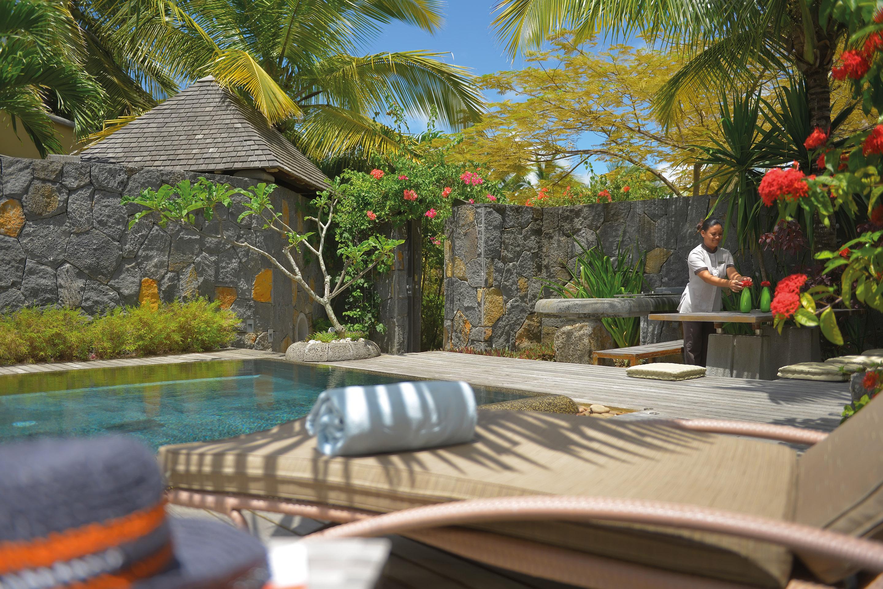Trou Aux Biches Beachcomber Golf Resort & Spa Exterior photo A pool at the resort