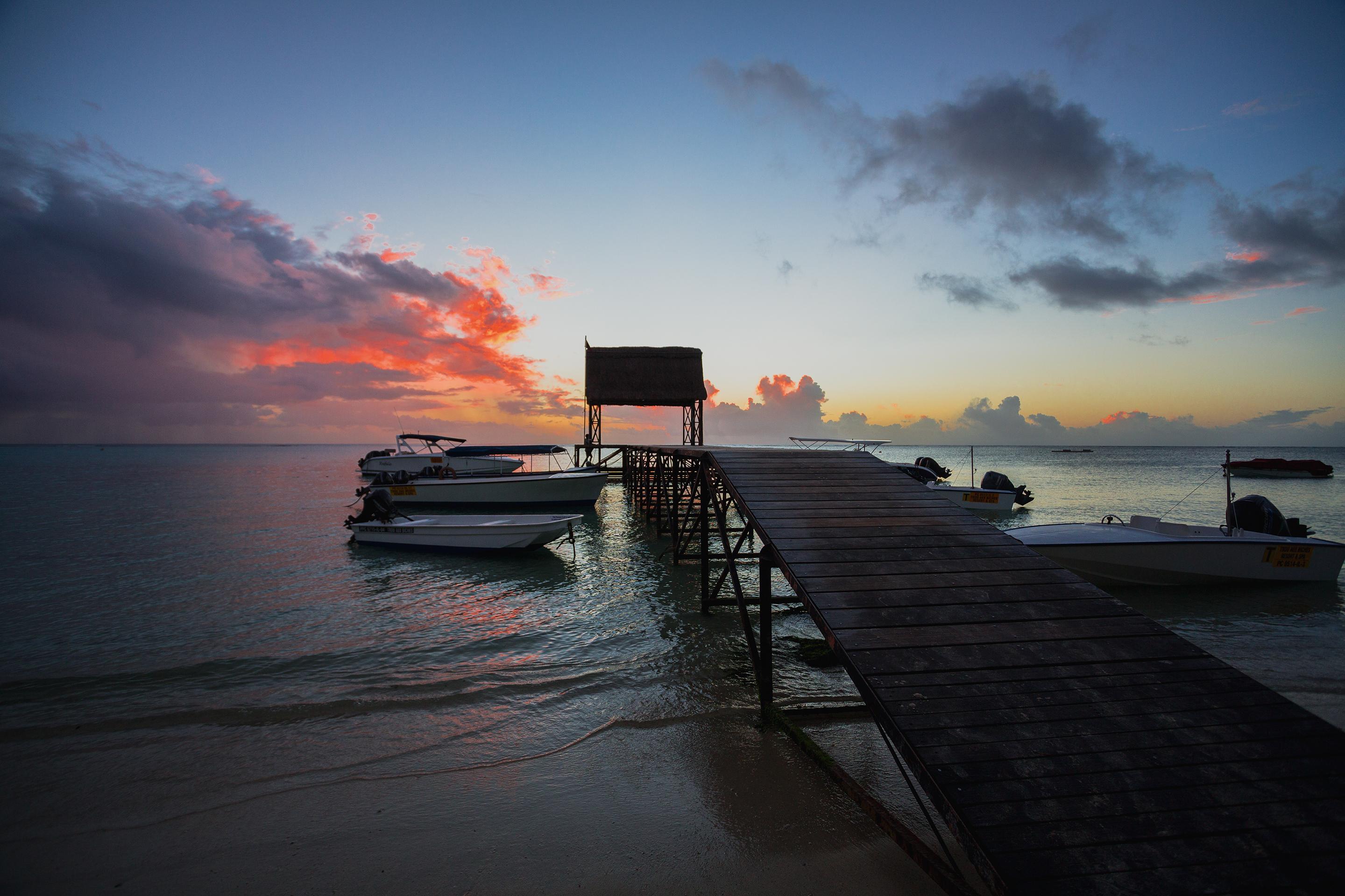 Trou Aux Biches Beachcomber Golf Resort & Spa Exterior photo Sunset at the pier