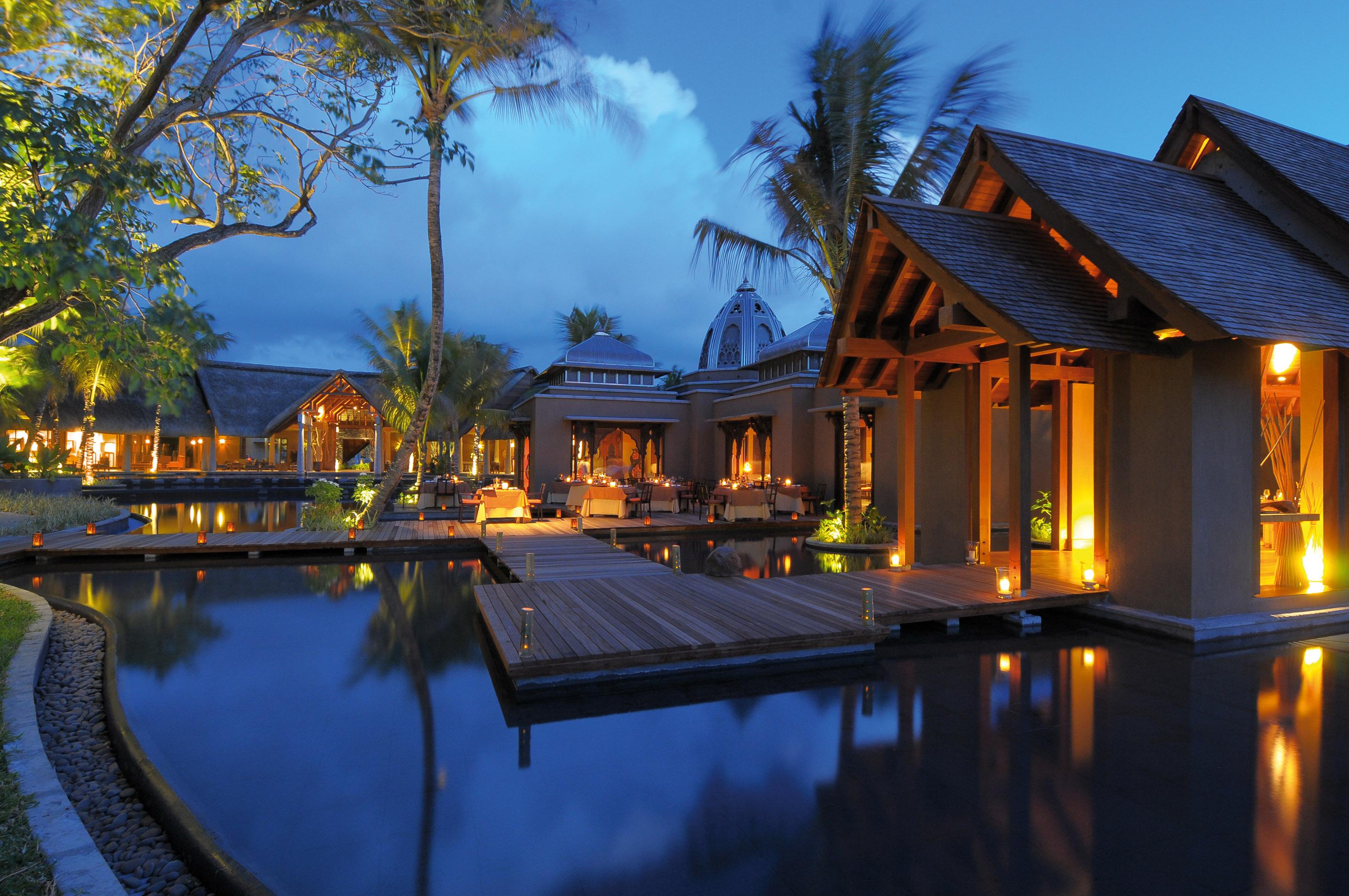 Trou Aux Biches Beachcomber Golf Resort & Spa Exterior photo The resort at night