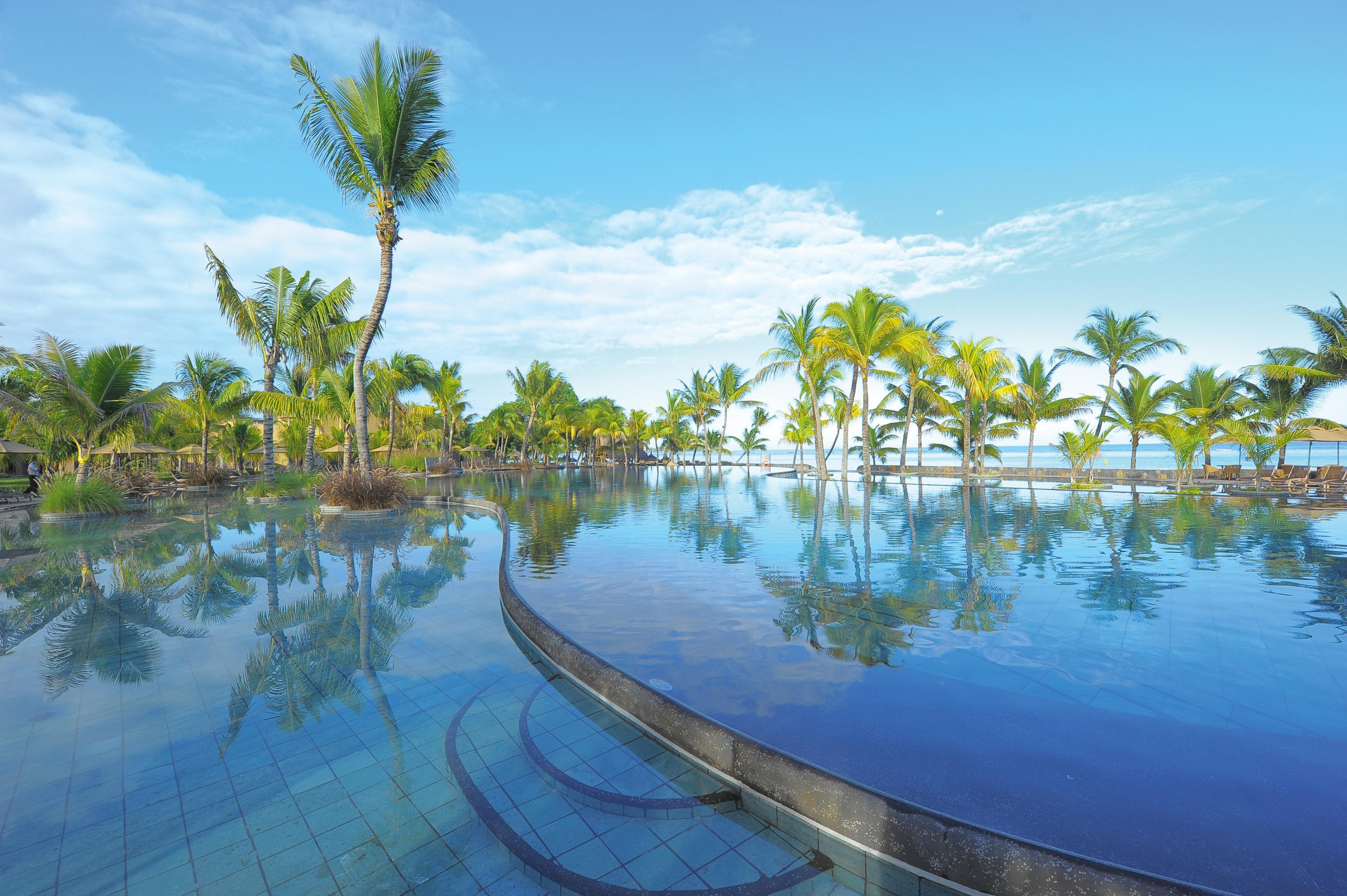 Trou Aux Biches Beachcomber Golf Resort & Spa Exterior photo Infinity pool at the Hilton Maldives Iru Veli