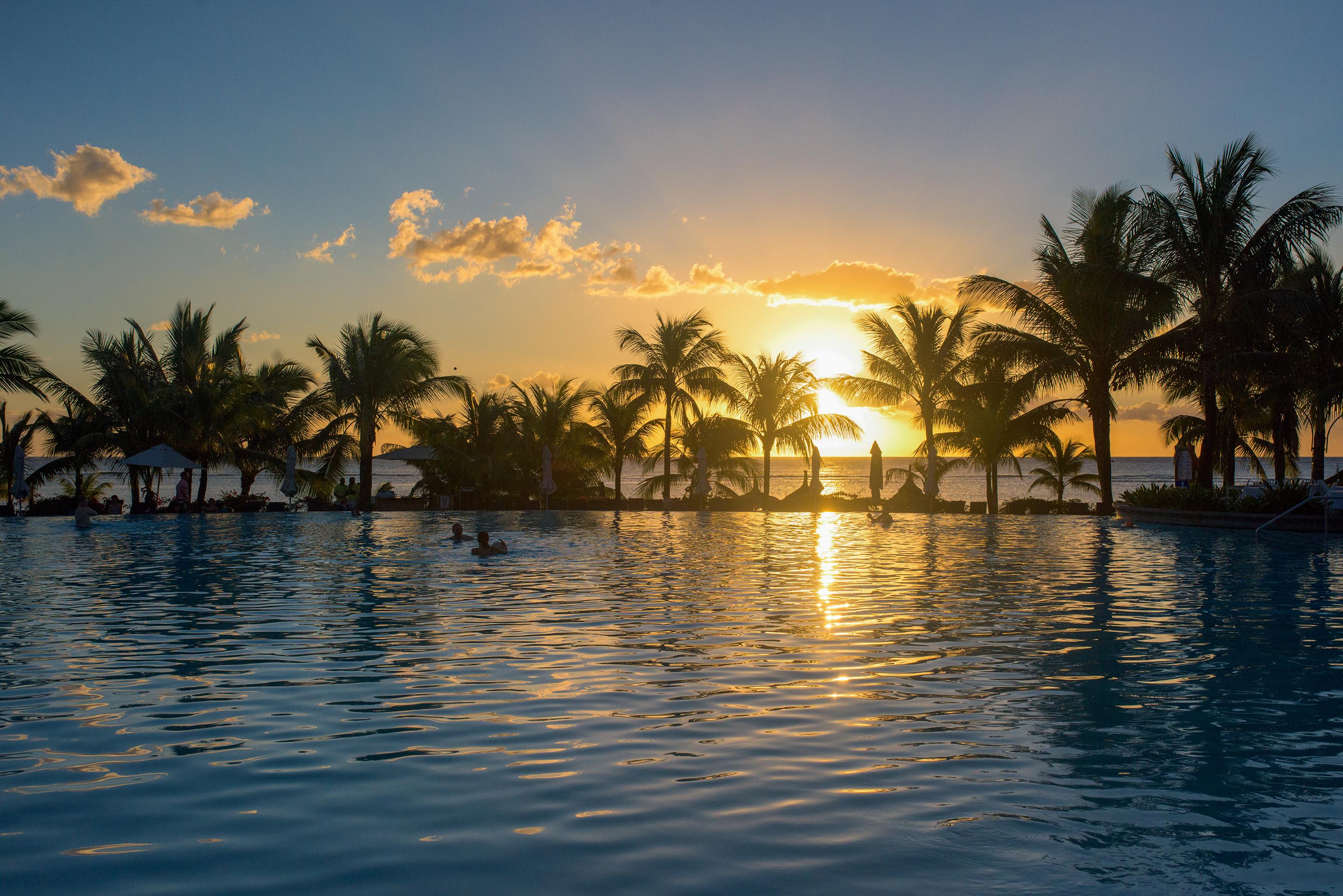 Trou Aux Biches Beachcomber Golf Resort & Spa Exterior photo Sunset at the Atlantis Paradise Island